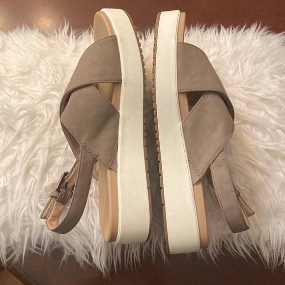 Tan-light brownish Naturalizer sandals. - Picture 4 of 7